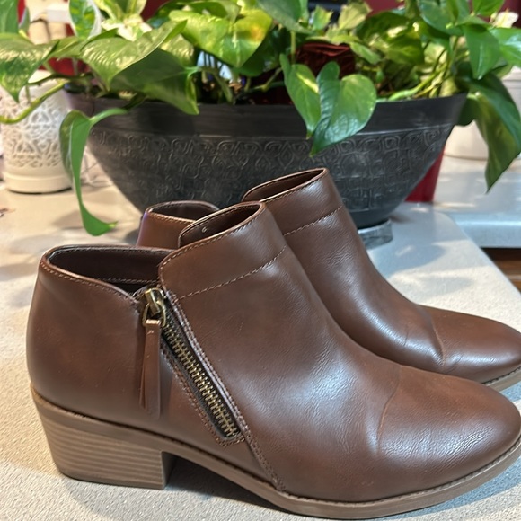 Time and Tru - sz 8.5W  Brown Zip Side  Bootie with 1.5 inch Heel - Picture 2 of 6